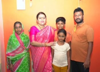 सातेफळ येथील वाघमारे कुटुंबीयांनी घेतली अर्चनाताई पाटील यांची भेट