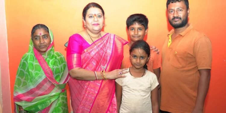 सातेफळ येथील वाघमारे कुटुंबीयांनी घेतली अर्चनाताई पाटील यांची भेट