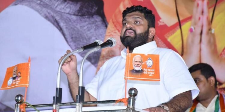 ओमराजेंच्या ‘तू किस झाड की पत्ती’ या वक्तव्याचा मल्हार पाटील यांच्याकडून खरपूस समाचार