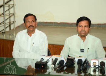 आ.विक्रम काळे यांनीही लाव रे तो व्हिडिओ म्हणत ओमराजे निंबाळकर यांची केली पोलखोल