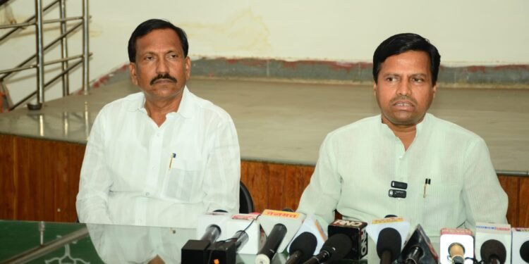 आ.विक्रम काळे यांनीही लाव रे तो व्हिडिओ म्हणत ओमराजे निंबाळकर यांची केली पोलखोल