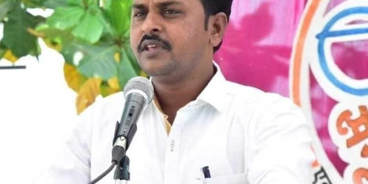 कर्मचारी, अधिकाऱ्यांना शिव्या घालून काम करून घ्यायचं हा त्यांचा धंदा-ॲड.धनंजय धाबेकर