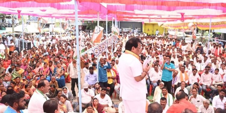 शासन दरबारी जनतेचे प्रश्न मांडणारा आणि शासकीय तिजोरीतून निधी आणणारा लोकप्रतिनिधी जनतेला हवा-डॉ.तानाजी सावंत