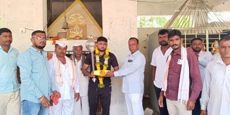 भोंजा हवेलीचा पैलवान नेताजी भांदुर्गे चांदीच्या गदेचा मानकरी