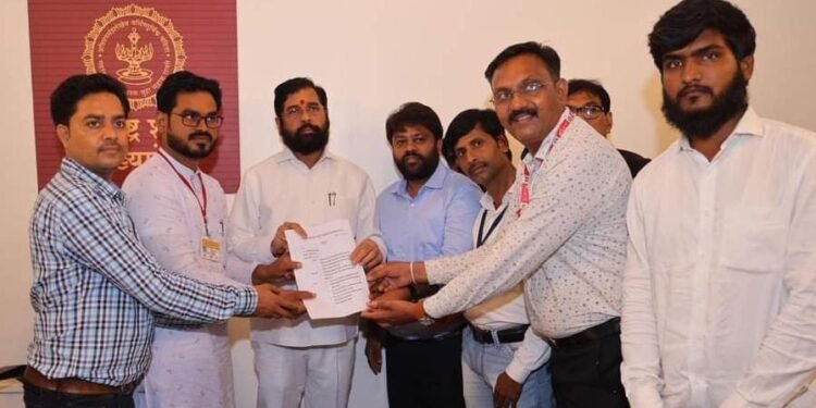 राज्य एसटी महामंडळाच्या शिष्टमंडळाने घेतली मुख्यमंत्र्याची भेट