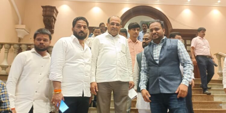 धाराशिव येथील वर्ग-२ जमिनीचा  विषय मार्गी लावण्याचा महसूल मंत्री राधाकृष्ण विखे पाटील यांनी दिला शब्द