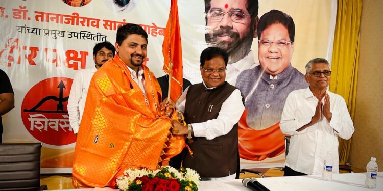 आरोग्यदूत डॉ.राहुल घुले यांचा आरोग्य मंत्री ना.डॉ. तानाजीराव सावंत यांच्या हस्ते शिवसेनेत समर्थकांसह प्रवेश