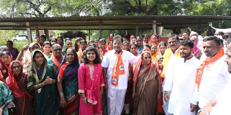 वालवड जिल्हा परिषद गटात डॉ. तानाजी सावंत यांचा सवांद दौरा, नागरिकांशी मनमोकळेपणे  साधला संवाद