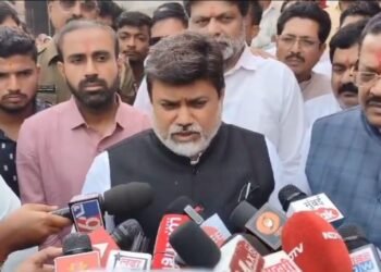 महाराष्ट्र राज्याचे उद्योग मंत्री उदय सामंत आणि सामाजिक न्याय मंत्री संजय शिरसाट यांनी घेतली मस्साजोग येथील देशमुख कुटुंबियांची सांत्वनपर भेट