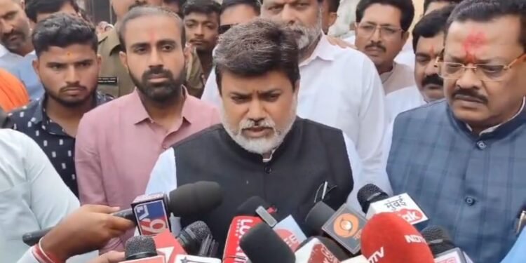 महाराष्ट्र राज्याचे उद्योग मंत्री उदय सामंत आणि सामाजिक न्याय मंत्री संजय शिरसाट यांनी घेतली मस्साजोग येथील देशमुख कुटुंबियांची सांत्वनपर भेट