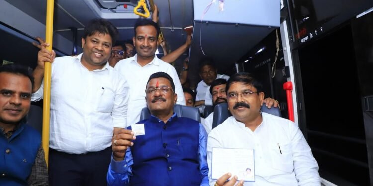 परिवहन मंत्री तथा धाराशिवचे पालकमंत्री ना.प्रताप सरनाईक यांचा सोलापूर ते धाराशिव बसने प्रवास