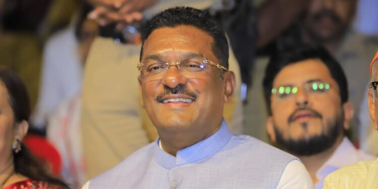 सामान्य माणसाचा असामान्य प्रवास-ना.प्रताप सरनाईकांच्या कर्तुत्वाची दमदार झेप!”