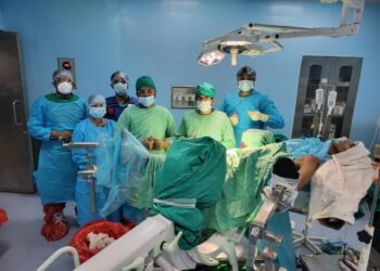 धाराशिवमध्ये पहिल्यांदाच HIV पॉझिटिव्ह रुग्णावर यशस्वी शस्त्रक्रिया – नगरसेवक नागेश अक्कलकोटे यांचा महत्त्वपूर्ण पुढाकार