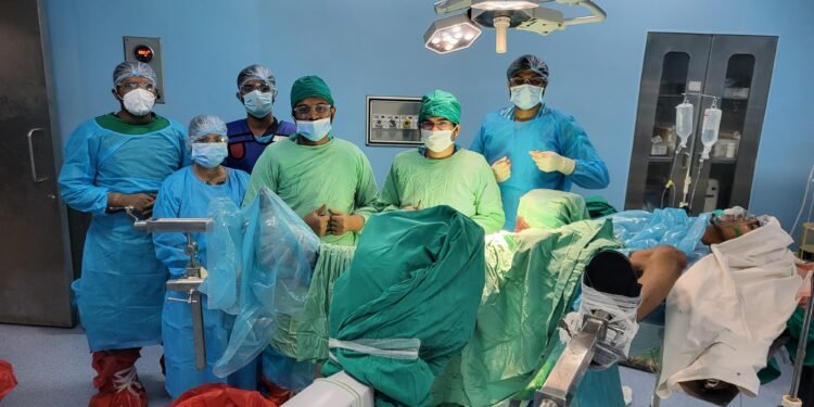 धाराशिवमध्ये पहिल्यांदाच HIV पॉझिटिव्ह रुग्णावर यशस्वी शस्त्रक्रिया – नगरसेवक नागेश अक्कलकोटे यांचा महत्त्वपूर्ण पुढाकार