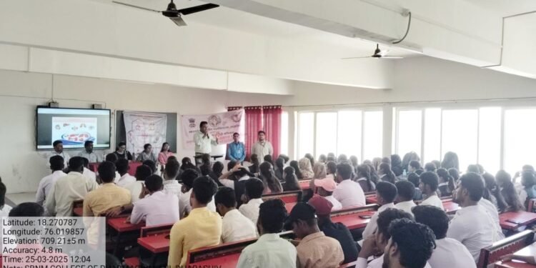 एस.बी.एन.एम. कॉलेज ऑफ फार्मसी, आळणी येथे आरोग्य तपासणी शिबिर संपन्न