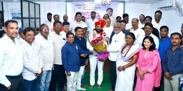 भारतीय जनता पार्टीचे धाराशिवचे जिल्हाध्यक्ष दत्ताभाऊ कुलकर्णी यांच्या सत्कार समारंभात राजकीय चमत्कार