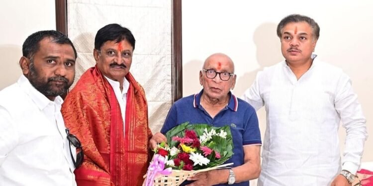 “जनतेशी नाळ जोडलेला नेता-डॉ.पदमसिंह बाजीराव पाटील”