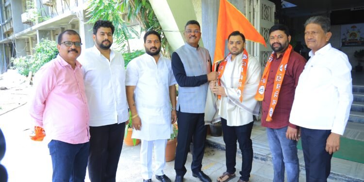 उबाठा सोडून युवासेना पदाधिकाऱ्यांचा शिंदे गटात प्रवेश; धाराशिवच्या राजकारणात खळबळ