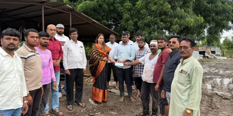 पिंपळगाव येथील दातखिळे कुटुंबाला डॉ.प्रतापसिंह पाटील यांची ५१ हजाराची आर्थिक मदत