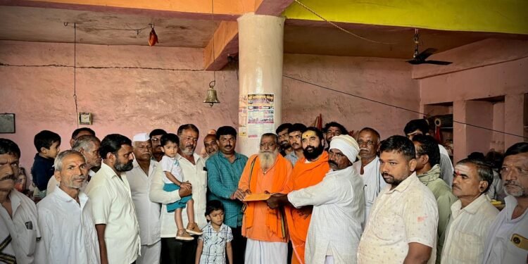 चिंचपूर ढगे येथे शेतकरी असलेल्या विश्वनाथ जाधव यांच्याकडून नुकसानग्रस्त शेतकऱ्यांना वीस हजार रुपयांची मदत