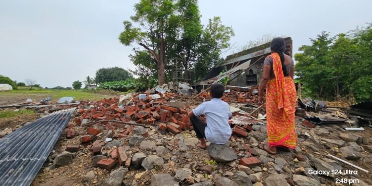 लाखी येथील गायकवाड कुटुंबाला दिलासा; शिक्षणाची जबाबदारी डॉ. प्रतापसिंह पाटील यांनी स्वीकारली