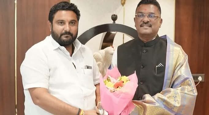 पालकमंत्री प्रताप सरनाईक यांची धनंजय सावंत यांना टाळी,धाराशिवच्या राजकारणात नवा भूचाल!