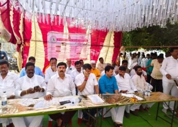 पांडुरंगाच्या साक्षीने,ओम कैलास, संजय,श्रीधर यांच्या उपस्थितीत महादेवाच्या सहकार्याने विठ्ठलाची पतसंस्थेच्या उद्घाटनाच्या माध्यमातून राजकीय इंट्री