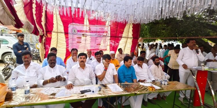 पांडुरंगाच्या साक्षीने,ओम कैलास, संजय,श्रीधर यांच्या उपस्थितीत महादेवाच्या सहकार्याने विठ्ठलाची पतसंस्थेच्या उद्घाटनाच्या माध्यमातून राजकीय इंट्री