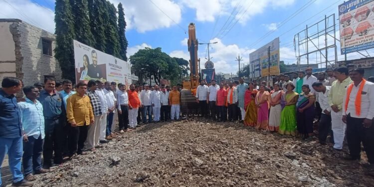 धाराशिव शहर खड्डेमुक्त होणार!राजमाता जिजाऊ चौक ते छत्रपती शिवाजी महाराज चौक ते सांजा रोड भवानी चौक रस्त्याच्या कामाचे भूमिपूजन