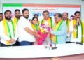 शिवसेना पक्षाला धक्का, आ.डॉ.तानाजी सावंत यांचे पुतणे  धनंजय सावंत यांच्या कुटुंबीयांसह समर्थकांचा भाजपमध्ये प्रवेश