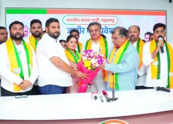 शिवसेना पक्षाला धक्का, आ.डॉ.तानाजी सावंत यांचे पुतणे  धनंजय सावंत यांच्या कुटुंबीयांसह समर्थकांचा भाजपमध्ये प्रवेश