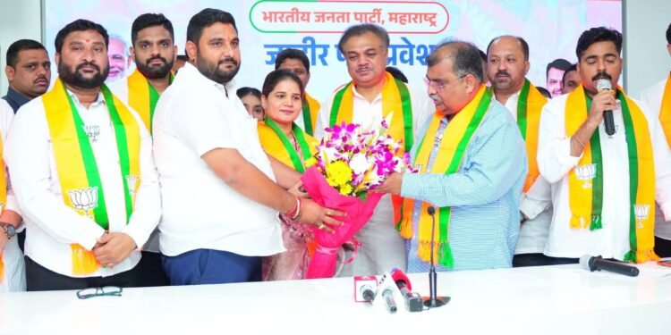 शिवसेना पक्षाला धक्का, आ.डॉ.तानाजी सावंत यांचे पुतणे  धनंजय सावंत यांच्या कुटुंबीयांसह समर्थकांचा भाजपमध्ये प्रवेश